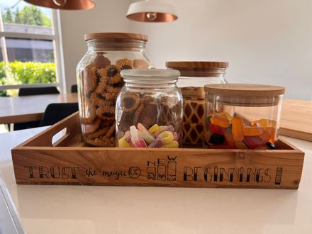 Houten dienblad met de handgeletterde tekst "Trust the magic of new beginnings"