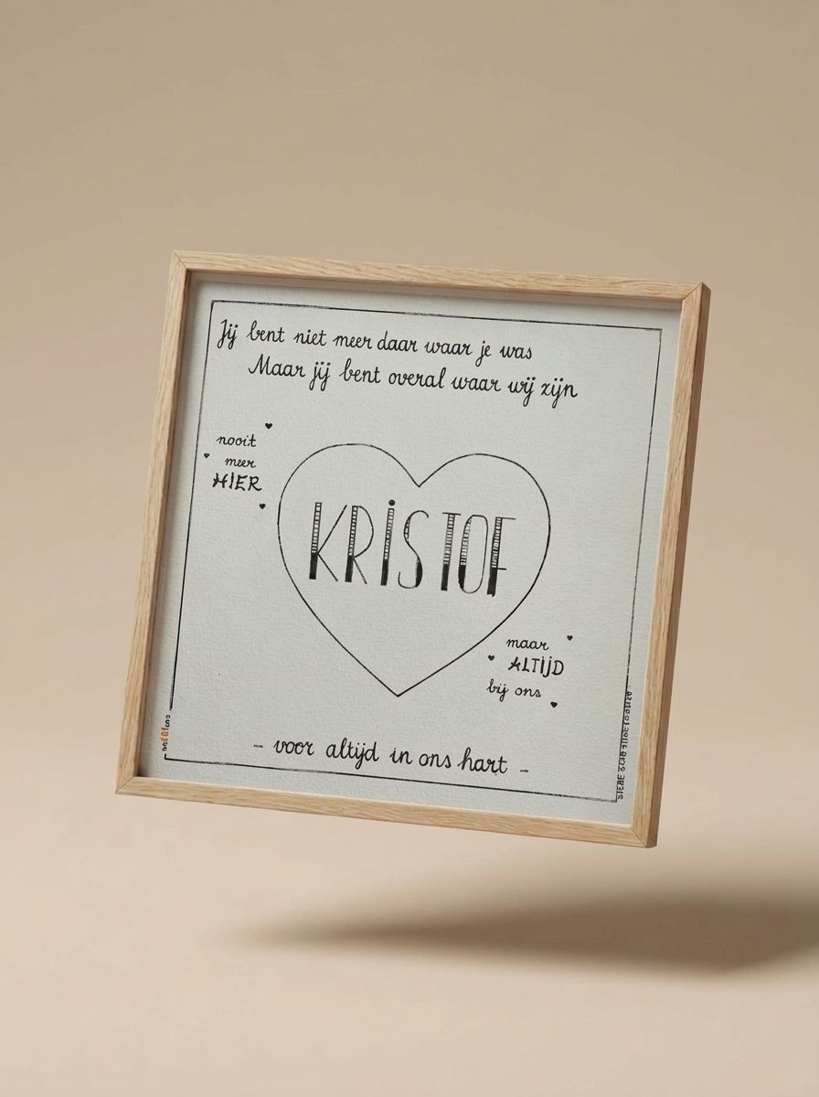 Troostkader met de naam Kristof in een handgetekend hart en de tekst 'voor altijd in ons hart', in een houten lijst