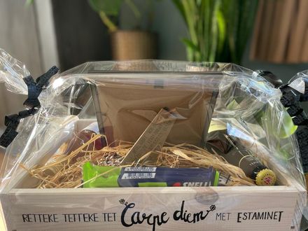 Houten kist met de handgeletterde tekst "Retteke tetteke tet, carpe diem, met estaminet"