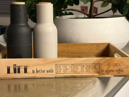 Houten dienblad met de handgeletterde tekst "Life is better with friends"