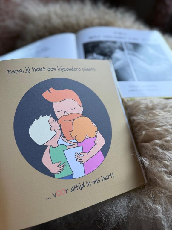 Bladzijde uit het boek OOgenblikjes van geluk met een knuffel tussen papa en zijn kinderen